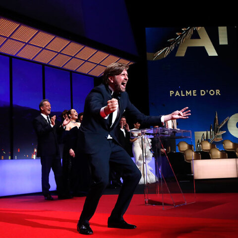 O Ρούμπεν Έστλουντ, σκηνοθέτης του Triangle of sadness, πανηγυρίζει στις Κάννες για τον Χρυσό Φοίνικα