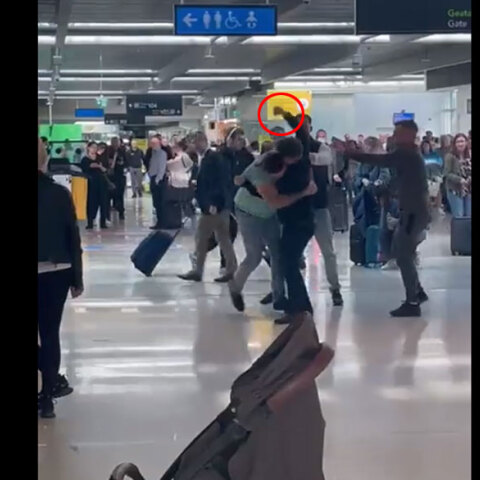 Επιβάτες παίζουν ξύλο για μια βαλίτσα στο αεροδρόμιο του Δουβλίνου