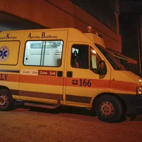 Με ασθενοφόρο του ΕΚΑΒ στο νοσοκομείο στα Ιωάννινα ο φοιτητής που έπεσε στο κενό