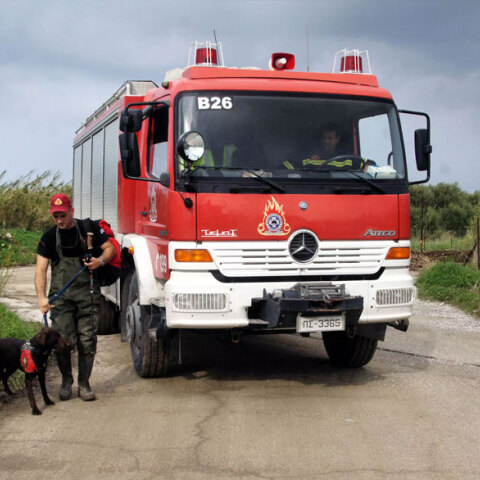 Πυροσβέστης της ΕΜΑΚ με ειδικά εκπαιδευμένο σκύλο
