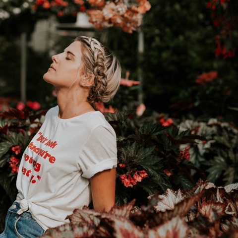 Ένα κορίτσι. 