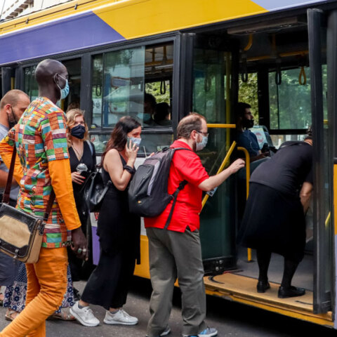 Οι μάσκες παραμένουν υποχρεωτικές στα ΜΜΜ και μετά την 1η Ιουνίου όταν καταργείται η μάσκα σε εσωτερικούς χώρους