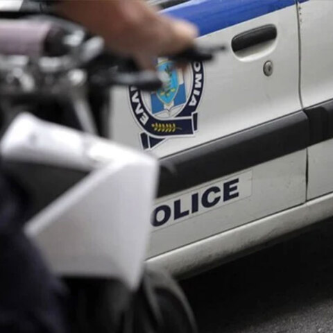 Νεκρή γυναίκα στη Σαλαμίνα με τους αστυνομικούς να ανακρίνουν τον γιο της
