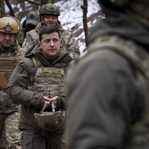 Ο Βολοντίμιρ Ζελένσκι, πρόεδρος της Ουκρανίας, στα χαρακώματα