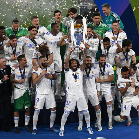 Ο Μαρσέλο της Ρεάλ Μαδρίτης σηκώνει την κούπα του Champions League στο Παρίσι