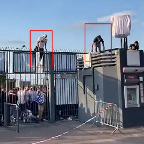 Οπαδοί πηδούν τα κάγκελα για να δουν τον τελικό Champions League 2022