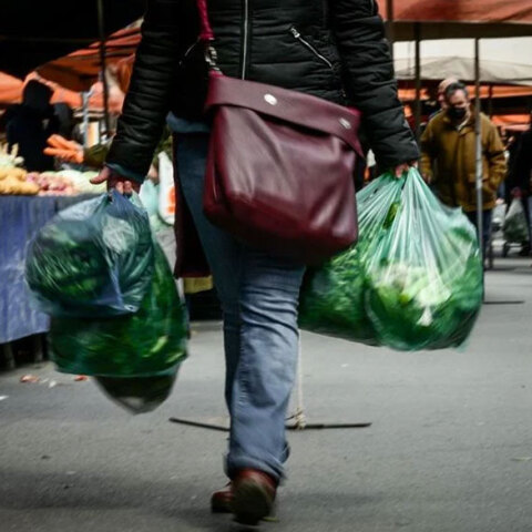 Η ακρίβεια προβληματίζει τους πολίτες, επηρεάζοντας το τι θα ψηφίσουν, σύμφωνα με τη δημοσκόπηση Alco