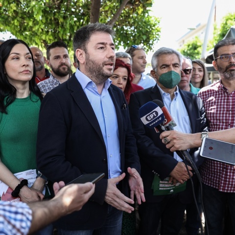 Ο πρόεδρος του ΠΑΣΟΚ-ΚΙΝΑΛ, Νίκος Ανδρουλάκης, σε δηλώσεις του, περιτριγυρισμένος από στελέχη του κινήματος