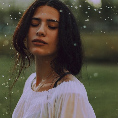 Ενα κορίτσι. 