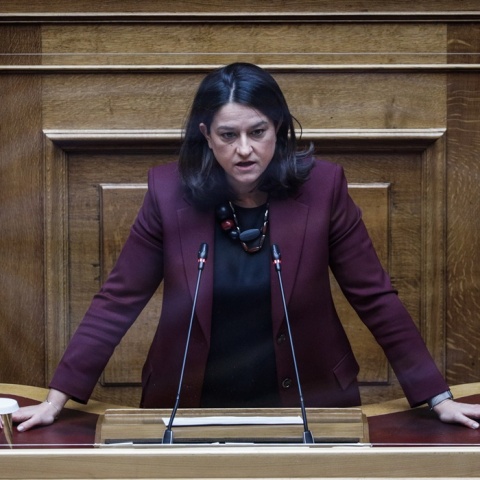Η υπουργός Παιδείας, Νίκη Κεραμέως, στο βήμα της Βουλής