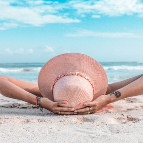 Ένα κορίτσι στην παραλία. 