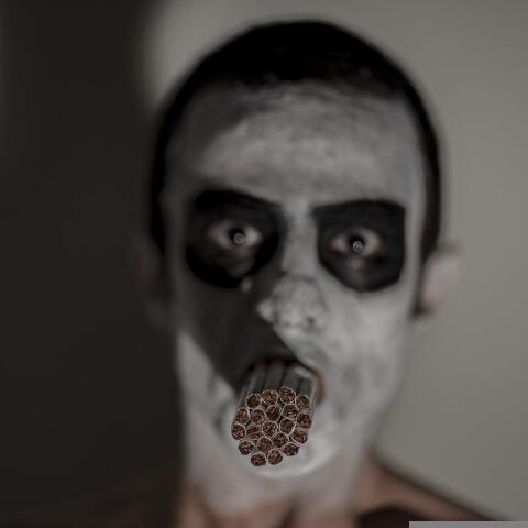 Άνθρωπο με πολλά τσιγάρα στο στόμα