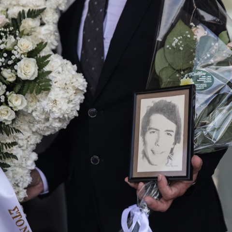 Κηδεία Δάκη: Η φωτογραφία του τραγουδιστή στην πομπή μπροστά από το φέρετρο