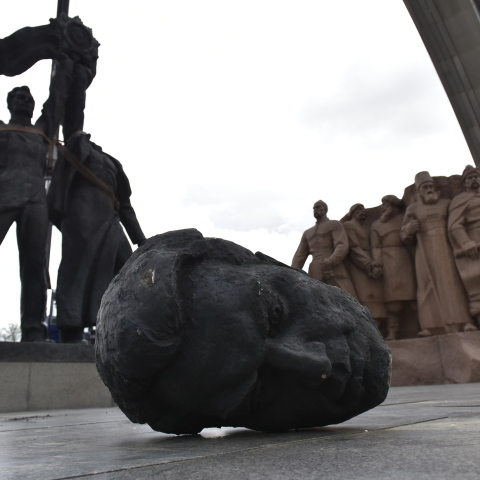 Οταν μνημείο της ρωσοουκρανικής φιλίας στο Κίεβο έγινε συντρίμμια 