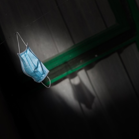 Μάσκα προστασίας από τον κορωνοϊό που κρέμεται