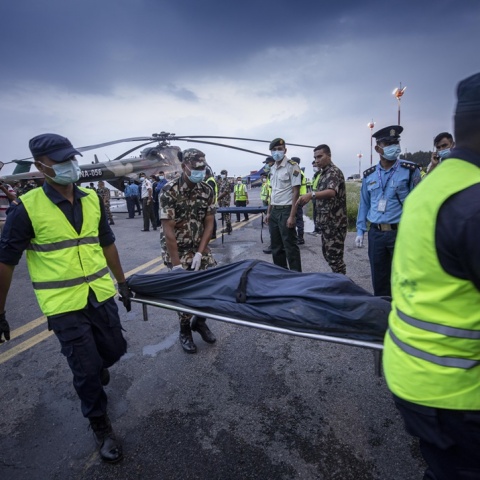 Συντριβή αεροσκάφους στο Νεπάλ: Οι αρχές μεταφέρουν τα πτώματα των επιβατών