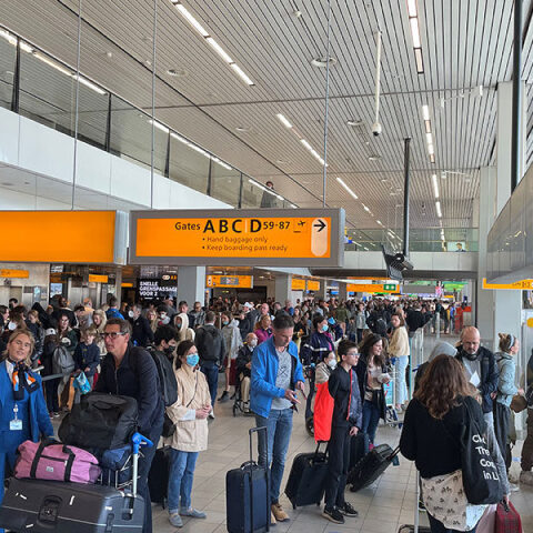 Χαοτικές εικόνες στα βρετανικά αεροδρόμια – Ακυρώσεις πτήσεων λόγω έλλειψης προσωπικού