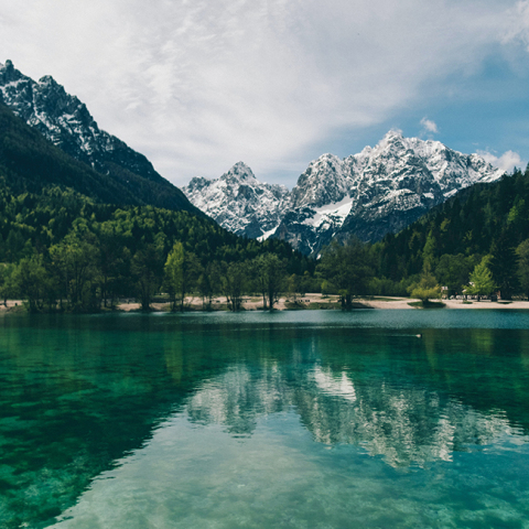 Φωτογραφία από τη φύση, με παραλία, δεντρα και βουνά