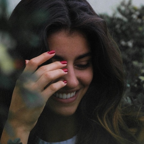 Ένα κορίτσι γελάει. 