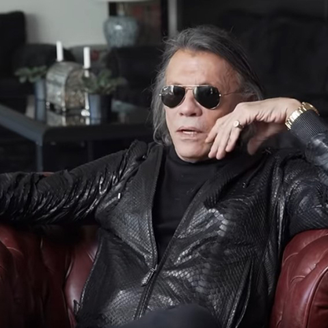 Ο Ηλίας Ψινάκης στο σπίτι του - Πλάνο από την εκπομπή «Στο Γηροκομείο» στο YouTube