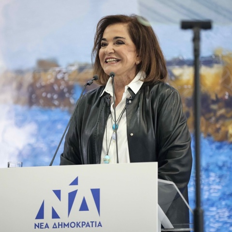 Η Ντόρα Μπακογιάννη στο βήμα κομματικής εκδήλωσης