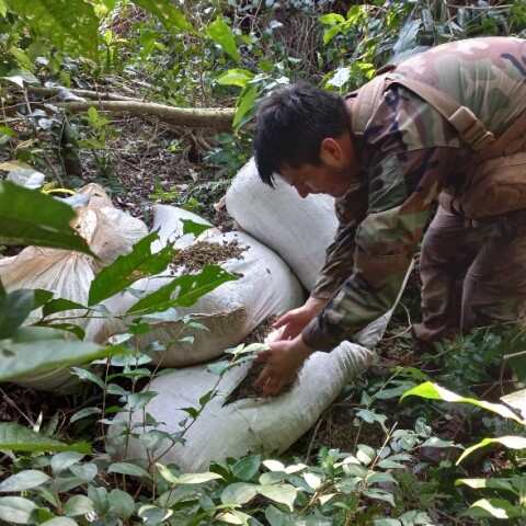 Στρατιώτης στην Παραγουάη κατά τη διάρκεια εντοπισμού ναρκωτικών