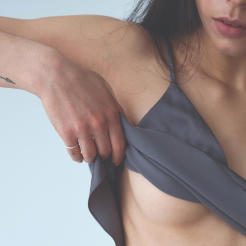 Φωτγραφία με μία γυναίκα να ψηλαφίζει το στήθος της.