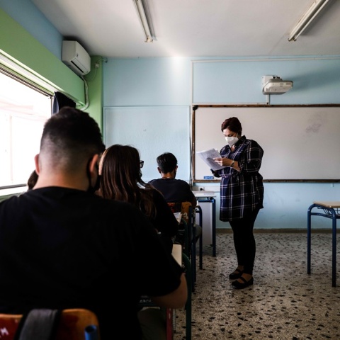 Γυμνάσιο: Μαθητές στην τάξη τους - Η εκπαιδευτικός όρθια φορώντας τη μάσκα της