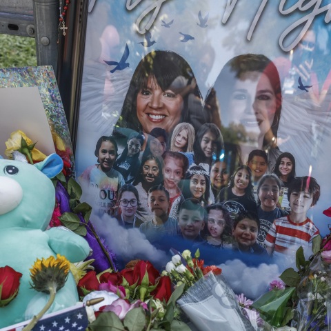 Λουλούδια και φωτογραφίες των θυμάτων που δέχθηκαν πυροβολισμούς σε σχολείο του Τέξας στις ΗΠΑ