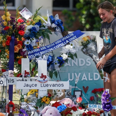 Γυναίκα θρηνεί στο σημείο που δολοφονήθηκαν μαθητές στο Τέξας μετά από ένοπλη επίθεση