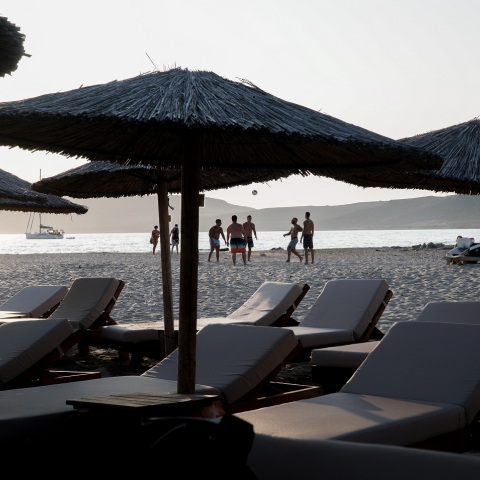 Άδειες ξαπλώστρες σε παραλία