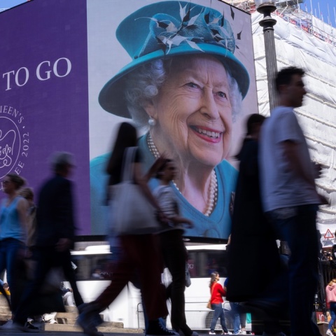 Βασίλισσα Ελισάβετ - Αφίσα της στο κέντρο του Λονδίνου
