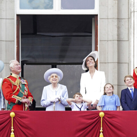 Πλατινένιο Ιωβηλαίο: Με λαμπρότητα οι εορτασμοί για τα 70 χρόνια της Βασίλισσας Ελισάβετ στο θρόνο (video)