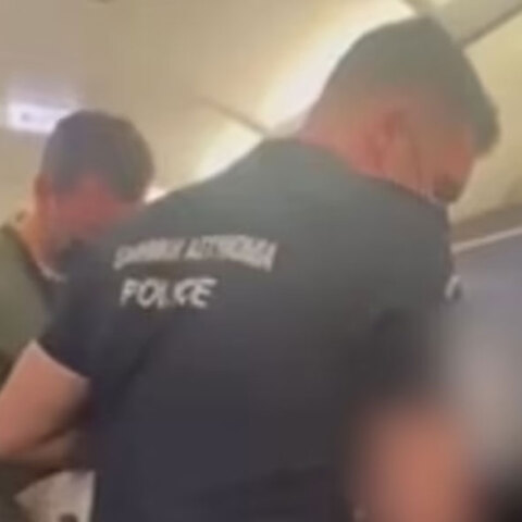 Αστυνομικοί στην Κέρκυρα συλλαμβάνουν τον Βρετανό που ούρησε τον αδελφό του στο αεροπλάνο