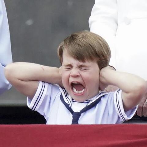 O πρίγκιπας Louis στο παλάτι του Buckingham είναι το πιο χαριτωμένο viral της ημέρας