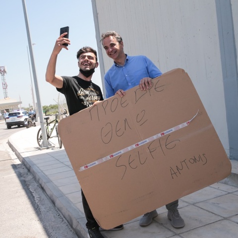 Ο Κυριάκος Μητσοτάκης βγάζει selfie με πολίτη στην Κω