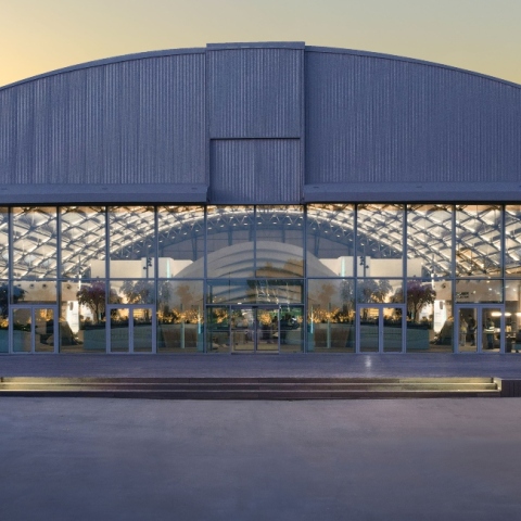 Στην είσοδο του "The Experience Centre"