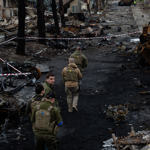 Ουκρανοί στρατιώτες στην κατεστραμμένη Μπούτσα  