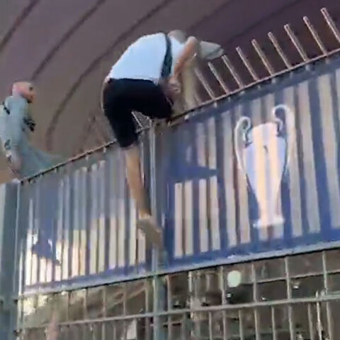 Οπαδοί της Λίβερπουλ πηδούν τα κάγκελα στον τελικό του Champions League 2022