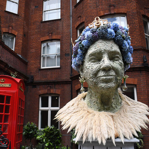 Σύνθεση από λουλούδια απεικονίζει τη βασίλισσα Ελισάβετ στην περιοχή Τσέλσι του Λονδίνου