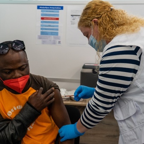 Εμβολιασμούς κατά της COVID-19 ξεκίνησαν οι Γιατροί Χωρίς Σύνορα στην Αθήνα 