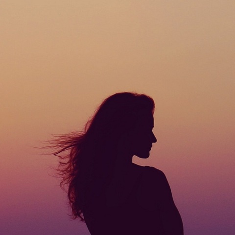 Η σκιά ενός κοριτσιού.