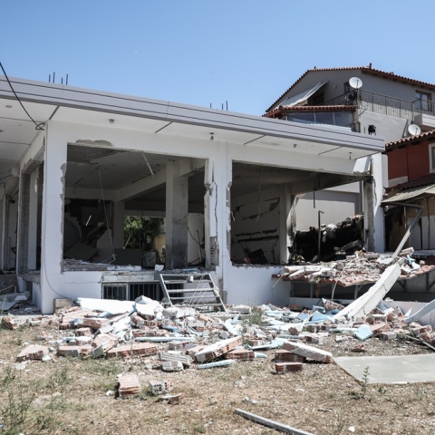 Έκρηξη στο Μενίδι: Ζημιές από την έκρηξη στο ξυλουργείο