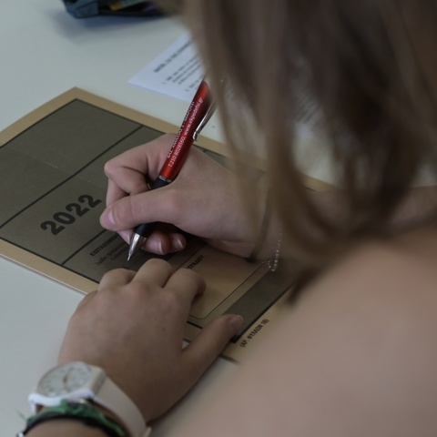 Πανελλήνιες 2022: Το τετράδιο εξέτασης για τους μαθητές των ΓΕΛ - Μαθήτρια γράφει στο εξώφυλλο