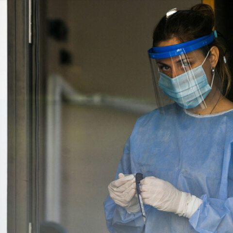 Υγειονομικός του ΕΟΔΥ διενεργεί δωρεάν rapid test για κορωνοϊό