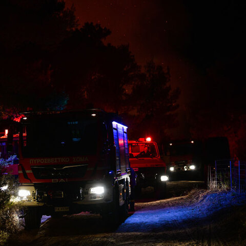 Δύσκολη νύχτα στη Βούλα με τη φωτιά