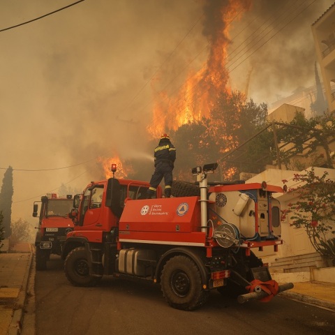Φωτιά στη Γλυφάδα: Καίγεται σπίτι