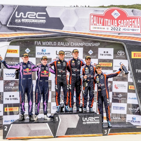 O οδηγός αυτοκινήτων Ott Tanak στο βάθρο του Ράλι Σαρδηνίας μαζί με τους υπόλοιπους νικητές