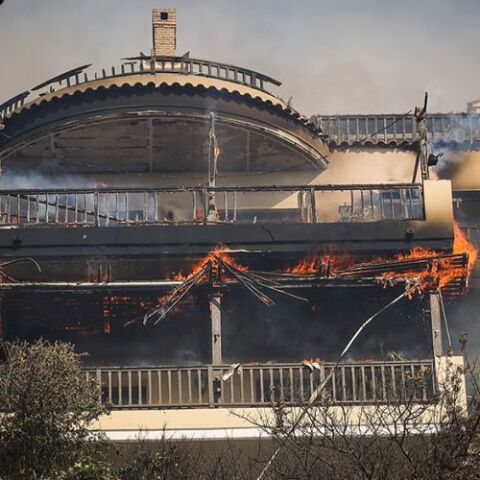 Φωτιά στη Βούλα – Πρόεδρος Εργαζομένων ΔΕΔΔΗΕ: Με πληροφόρησαν ότι από ένα πουλί ξεκίνησε η πυρκαγιά