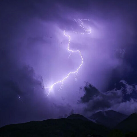 Κακοκαιρία επηρεάζει την Αττική και άλλες περιοχές στην Ελλάδα με έντονα καιρικά φαινόμενα να εκδηλώνονται